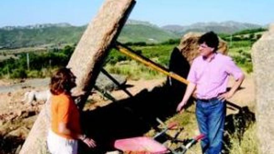 Cultura mejora un dolmen de granito en la campiña