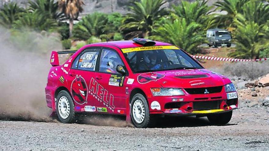 Juani Santana y  José Manuel Pérez con Mitsubishi Lancer EVO-IX.