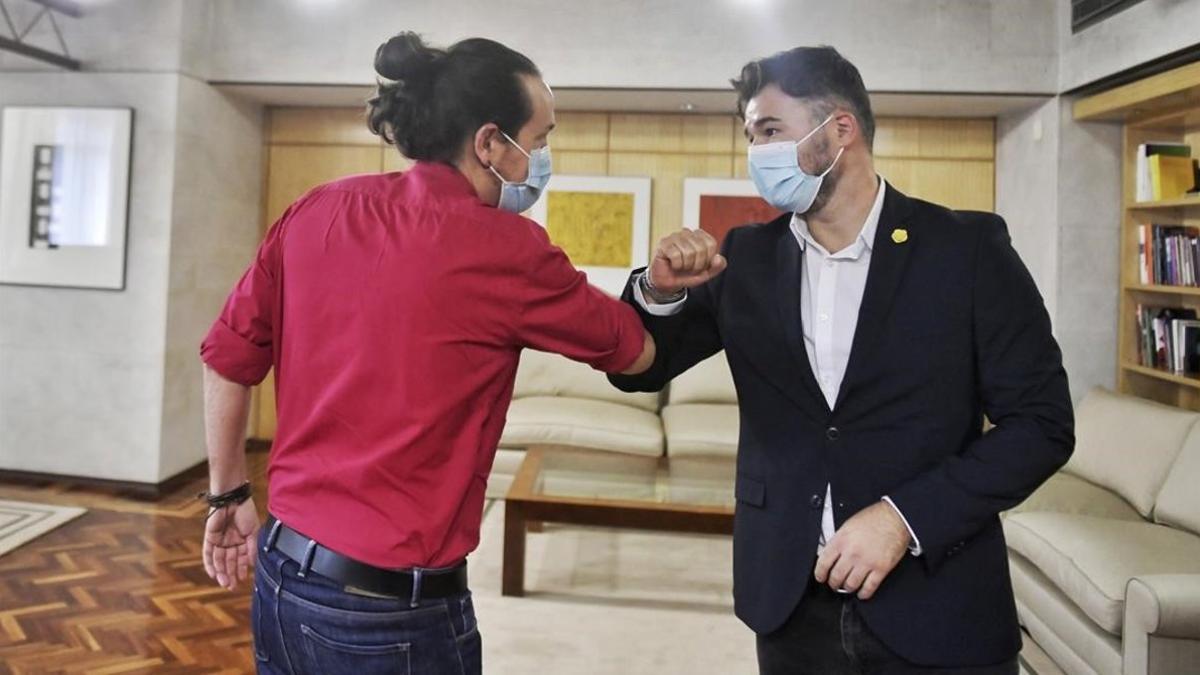 El vicepresidente segundo del Gobierno y líder de Unidas Podemos, Pablo Iglesias, y el portavoz de ERC en la Cámara baja, Gabriel Rufián, durante su encuentro en el Congreso este 16 de septiembre.