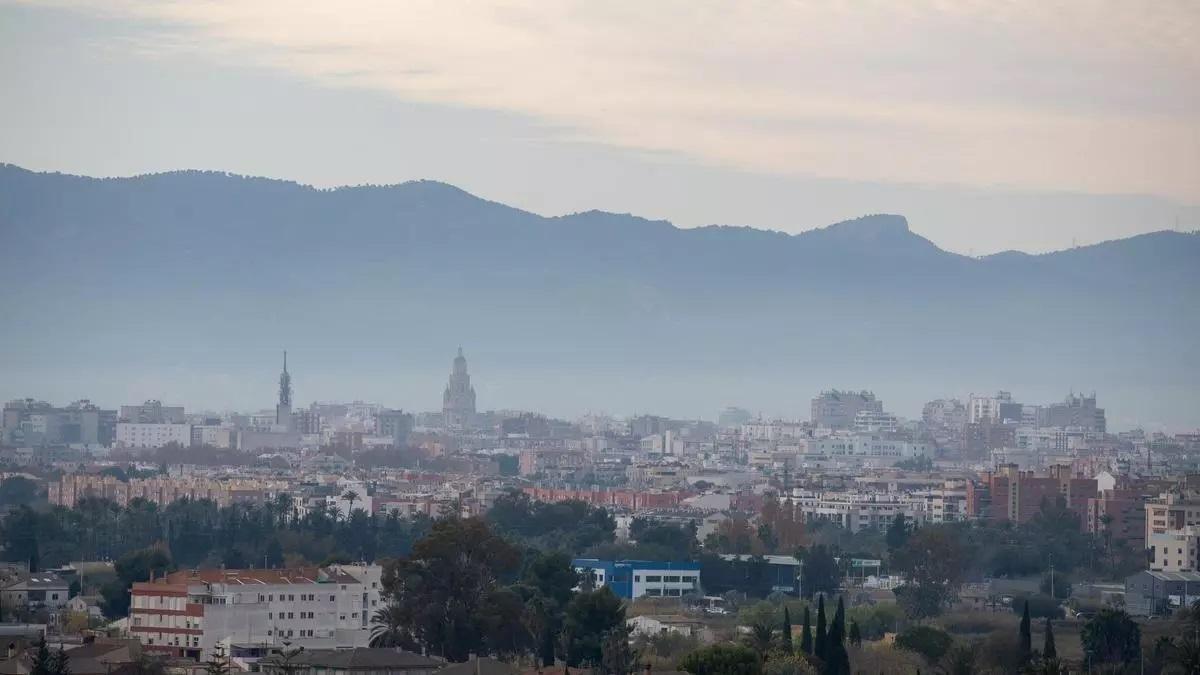 Una imagen de archivo de la ciudad de Murcia cubierta por una 'nube' de contaminación