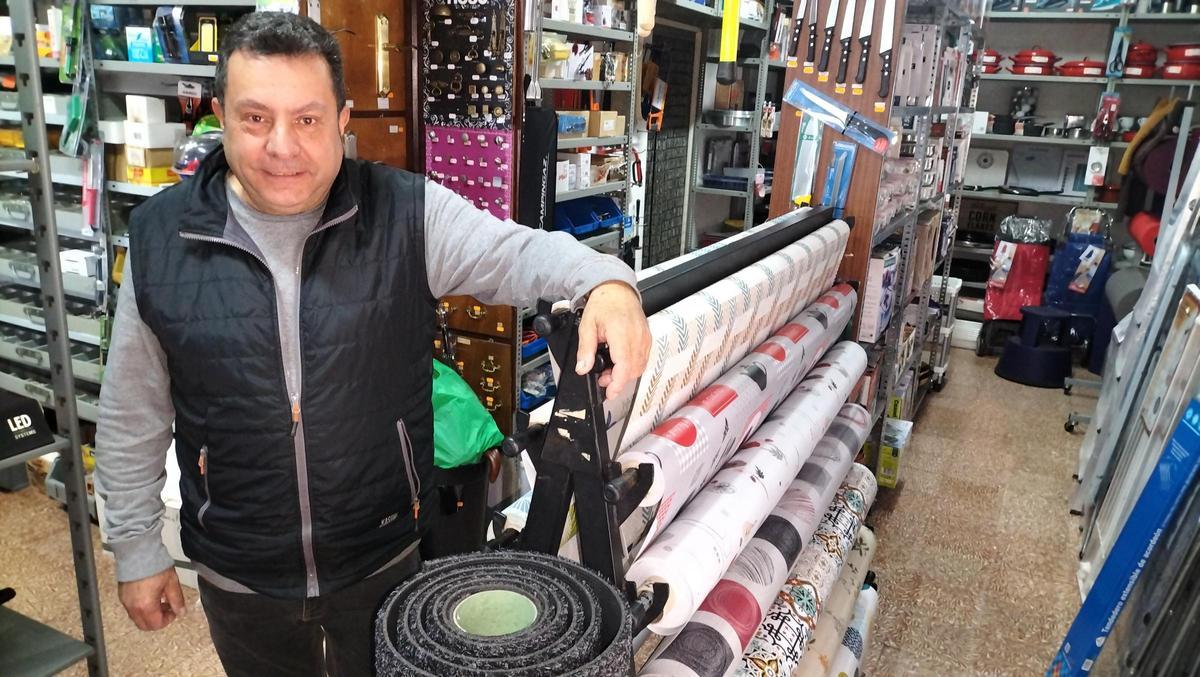 Félix Pérez, en su ferretería.