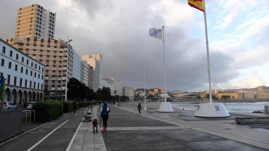 El paseo marítimo de A Coruña un día con nubes y claros.
