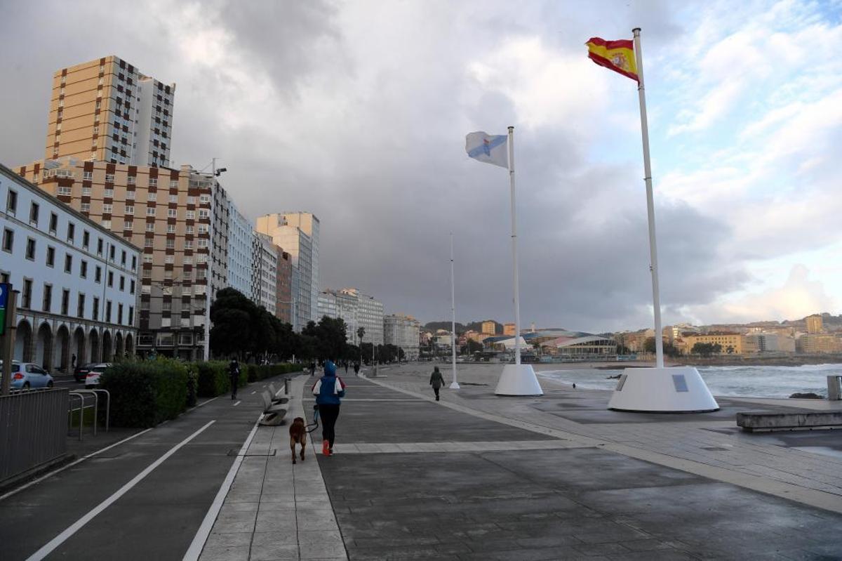El paseo marítimo de A Coruña un día con nubes y claros.
