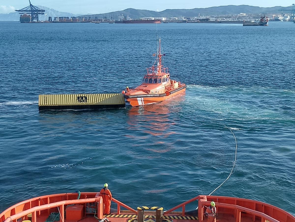 Un barco de Salvamento Marítimo trata de remolcar el contenedor que se precipitó desde el MSC Houston V.