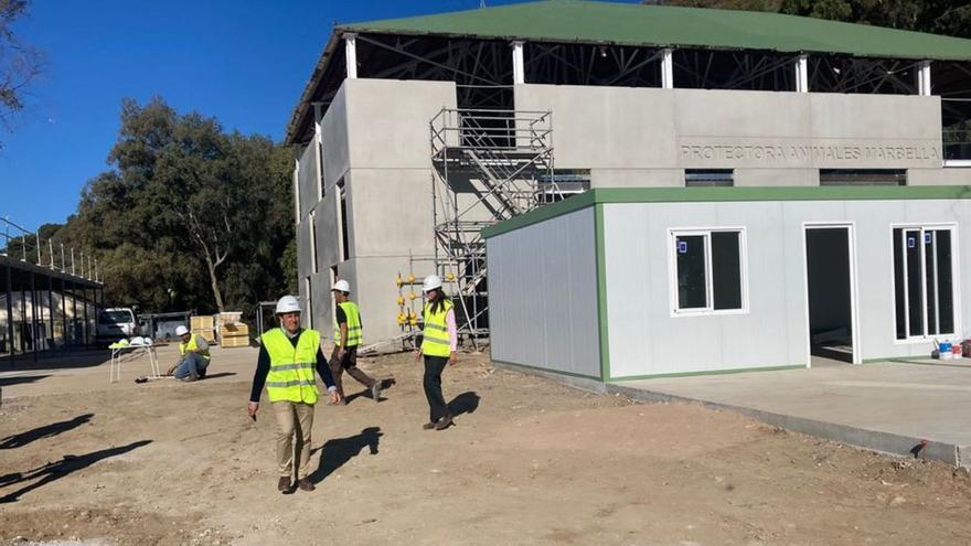 Operarios ayer, en las obras de la futura protectora. | L.O.