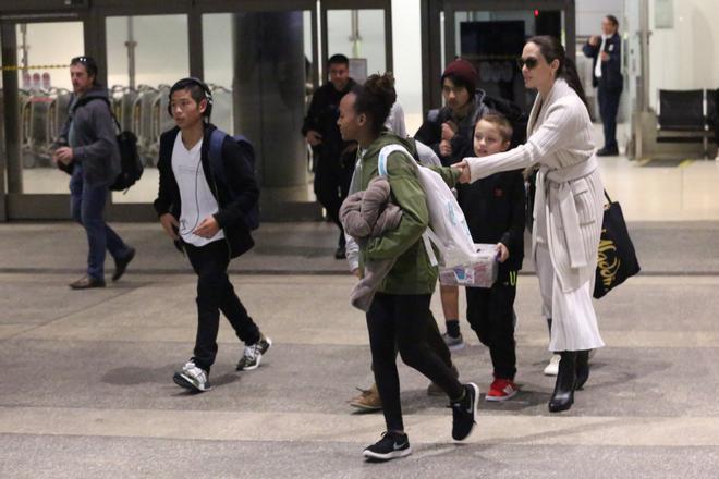 Angelina Jolie con sus hijos en el aeropuerto de Los Angeles