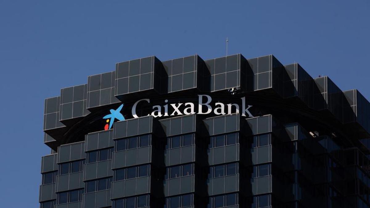 CaixaBank gana 3.659 millones hasta septiembre, un 48,2% más, gracias a la subida de los tipos