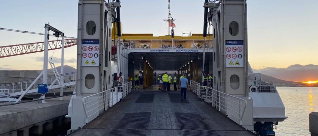 Llegada del ferri de Fred. Olsen al nuevo atraque en el puerto de Playa Blanca, en Lanzarote (15/09/2021)