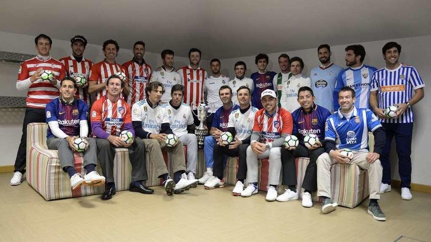 Los jugadores españoles, con las camisetas de sus equipos favoritos. Tarrío, tercero por la derecha en la fila de arriba. // Efe