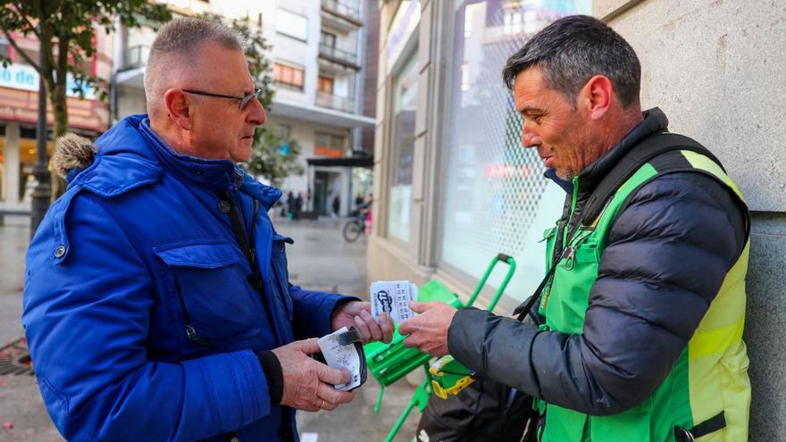 &quot;Lo que el viento le llevó&quot;, a un vendedor de la ONCE en la plaza de Galicia de Vilagarcía