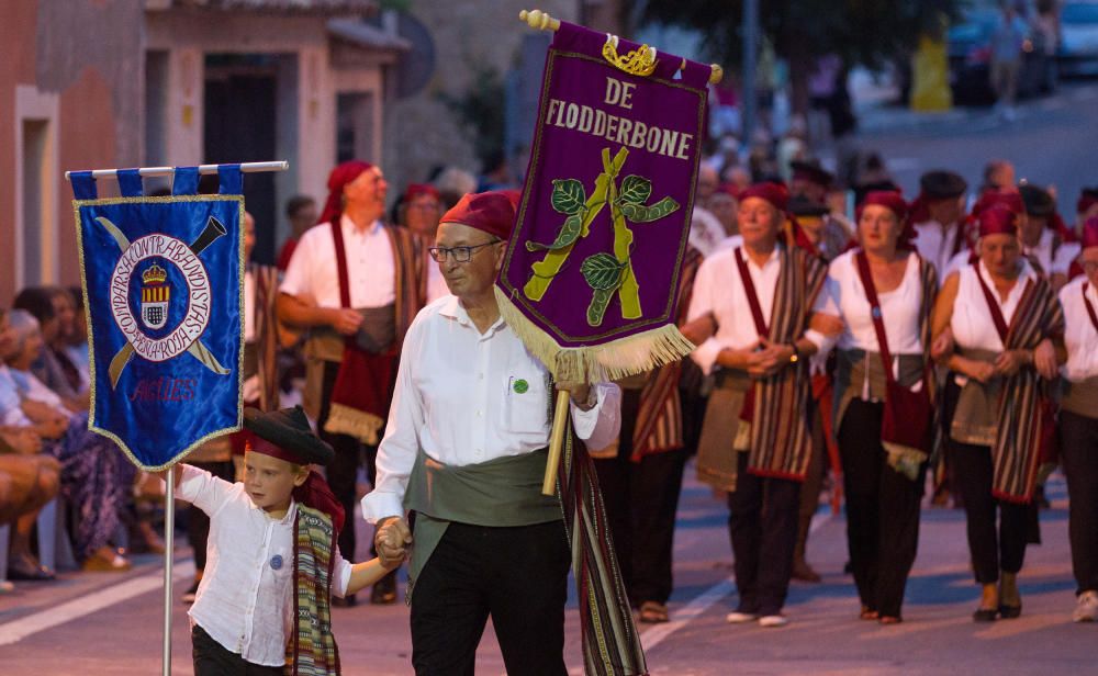 La Entrada de las huestes de la cruz y de la media luna contó con la participación de más de 190 festeros.