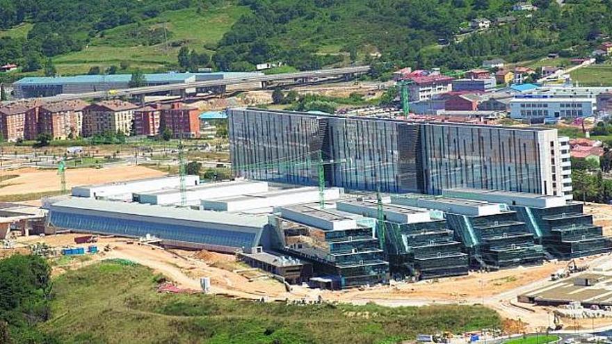 Aspecto que presentaban ayer las obras de construcción del Hospital Universitario Central de Asturias (HUCA).