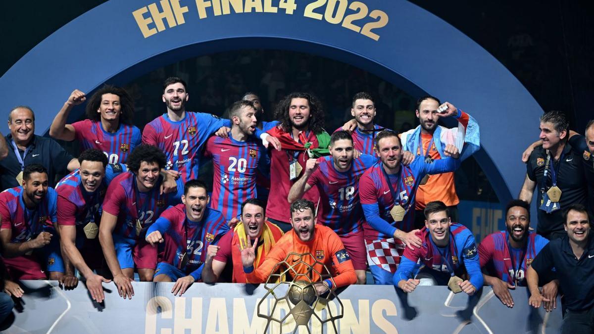 Los jugadores del Barcelona posan con el trofeo a la conclusión de la final. |  // EFE