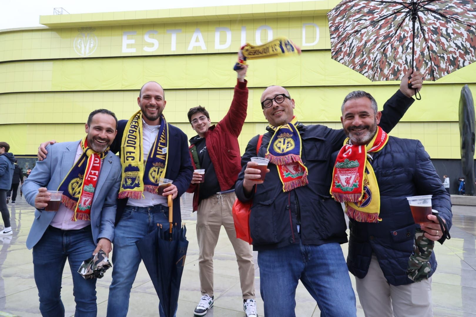 Fotogalería | La lluvia no frena las ganas de la afición del Villarreal de ver a su equipo en la final de Champions