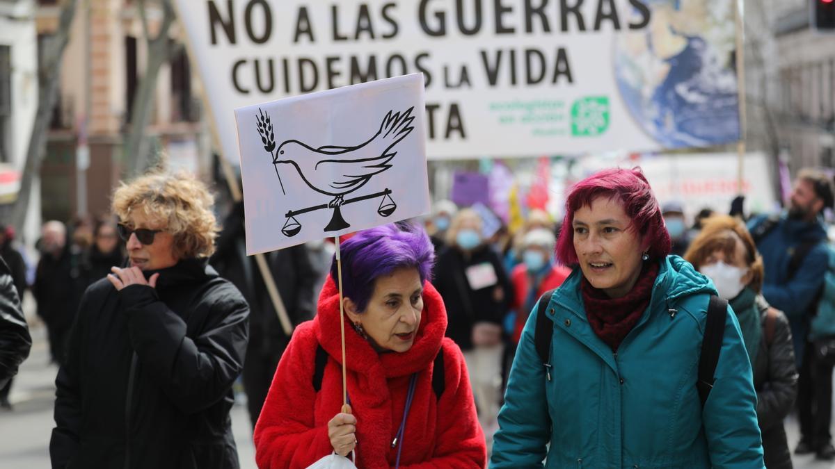 Varias mujeres se manifiestan por la paz en Madrid.