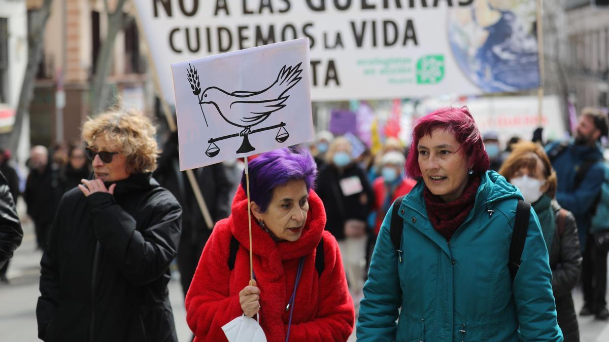 Varias mujeres se manifiestan por la paz en Madrid.