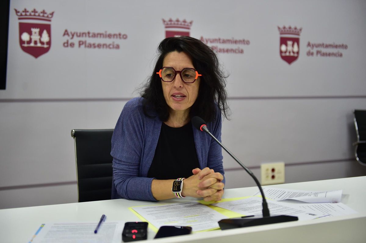 La edil de Deportes anuncia la apertura de la piscina de Plasencia.