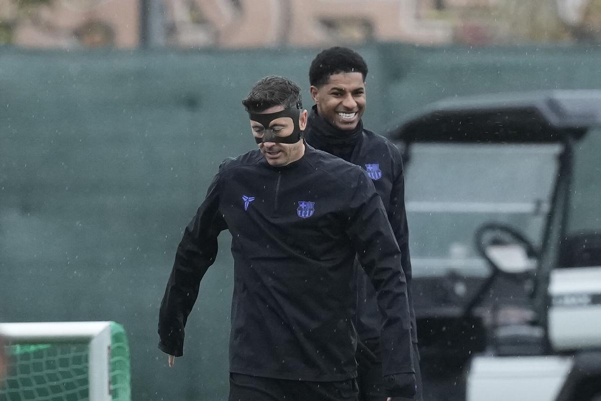 Robert Lewandoski y Marc Rashford, en el último entrenamiento, el viernes, antes del Athletic-Barça.