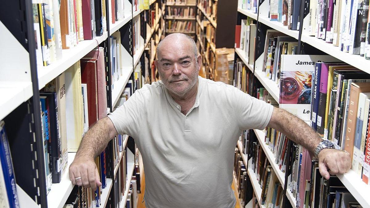 Rafael Inglada, experto en la vida y obra de Picasso, posando en la biblioteca de la casa natal del pintor en Málaga.