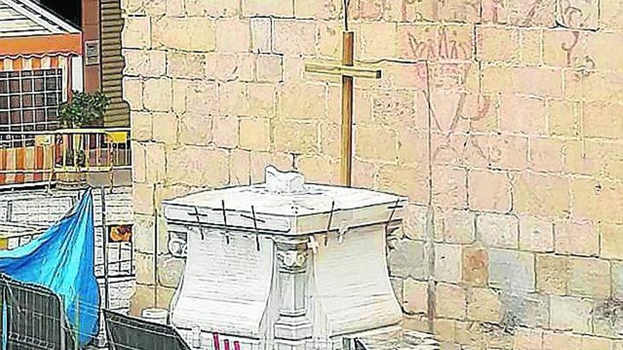 Rodean con cruces de madera el pedestal de la Cruz de los Caídos de Callosa