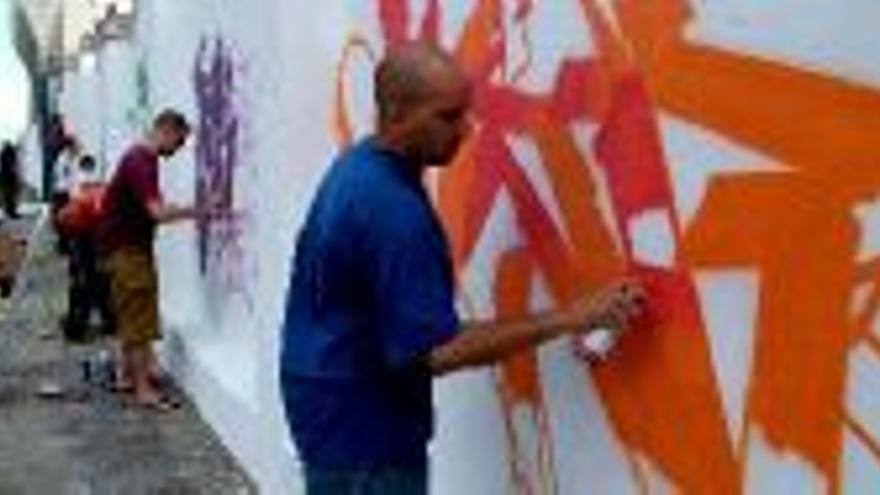 El taller de ´grafitti´ atrae a los jóvenes