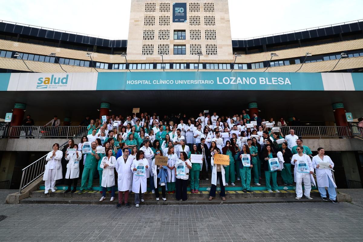 En imágenes I Protesta de los médicos de Aragón a las puertas de los hospitales en el primer día de huelga