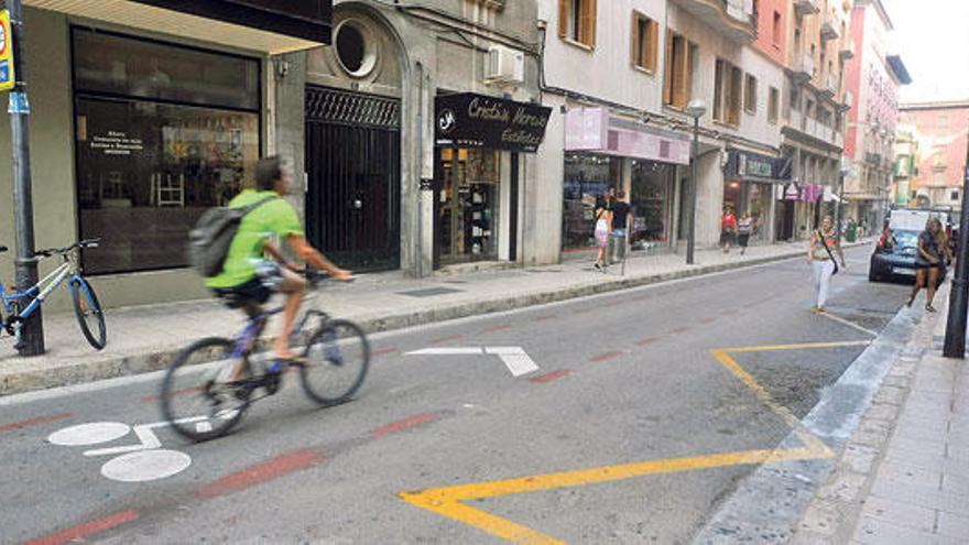 Un ciclista circula por la ciclocalle de Velázquez.