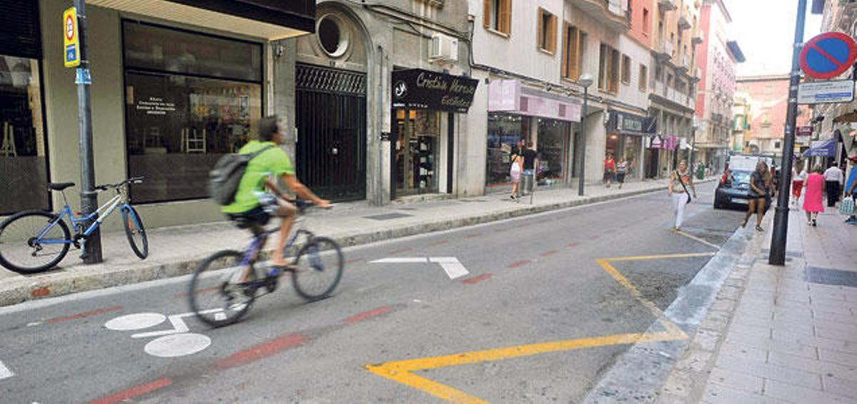 Un ciclista circula por la ciclocalle de Velázquez.