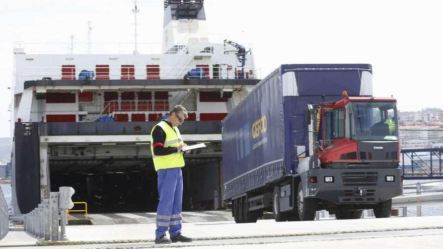 Solo dos barcos para este viernes  |  Para hoy los muelles asignados a la estiba vivirán una actividad igual de reducida que la del miércoles: un buque portacontenedores, el Alderdijk, y un Ro-Ro, el Neptune Okeanis. Demasiada casualidad para desvincular este pobre número de escalas de las consecuencias de la huelga en las horas impares protagonizada por los trabajadores. Sobre todo cuando se compara este balance con el registrado en las terminales en los días que no hubo paros. Como ayer, una jornada que acabó con la arribada de cinco barcos -uno menos del previsto por el Puerto- que movieron 100 contenedores, 3.000 vehículos, entre coches y semirremolques, y 80 bloques de granito. En la imagen, descarga del Suar Vigo, de la autopista del mar con Francia.