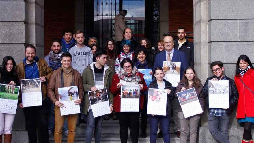 Laura Rivera y Fernando Prada (a la derecha en la segunda fila) con los alumnos y profesores autores del calendario.