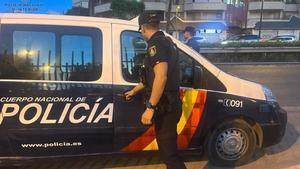 Agentes de la Policía Nacional, junto a un vehículo policial. POLICÍA NACIONAL - ARCHIVO