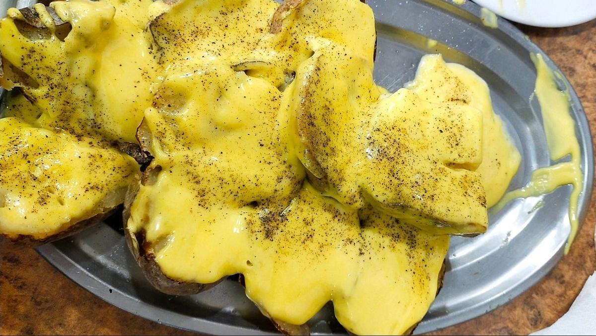 Las famosas patatas asadas del bar La Patata