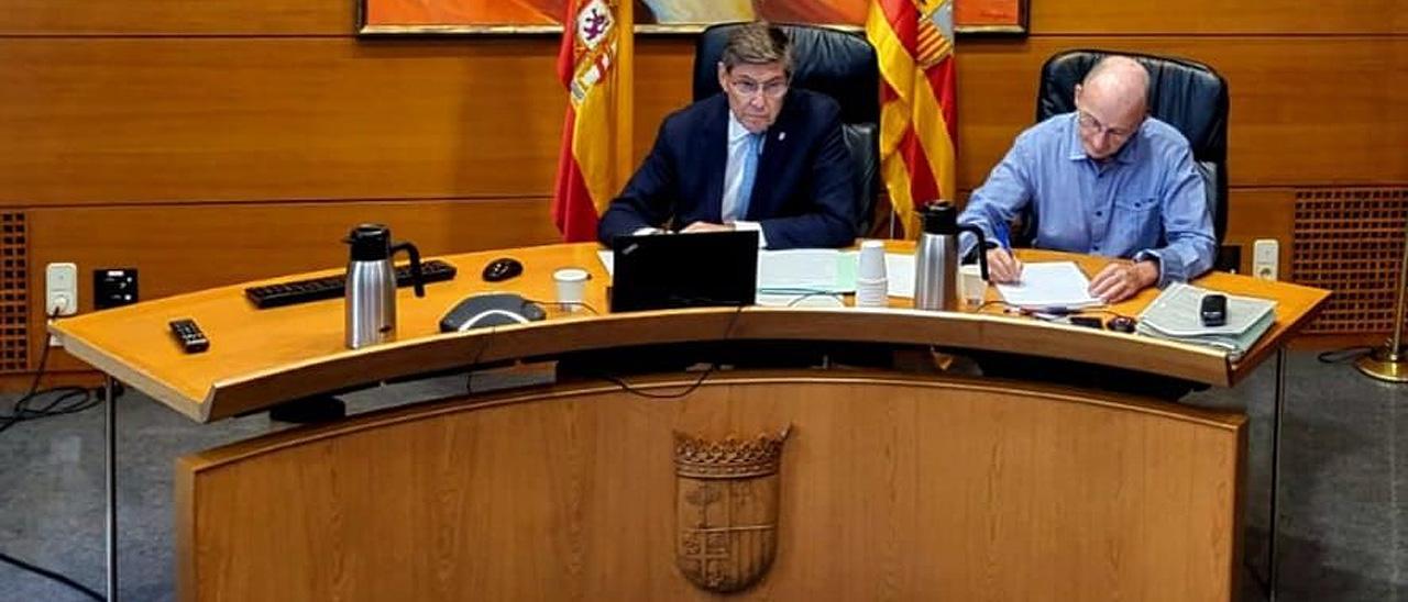 El vicepresidente de Aragón y consejero de Industria, Arturo Aliaga, y el director general de Energía del Gobierno de Aragón, Sergio Breto.