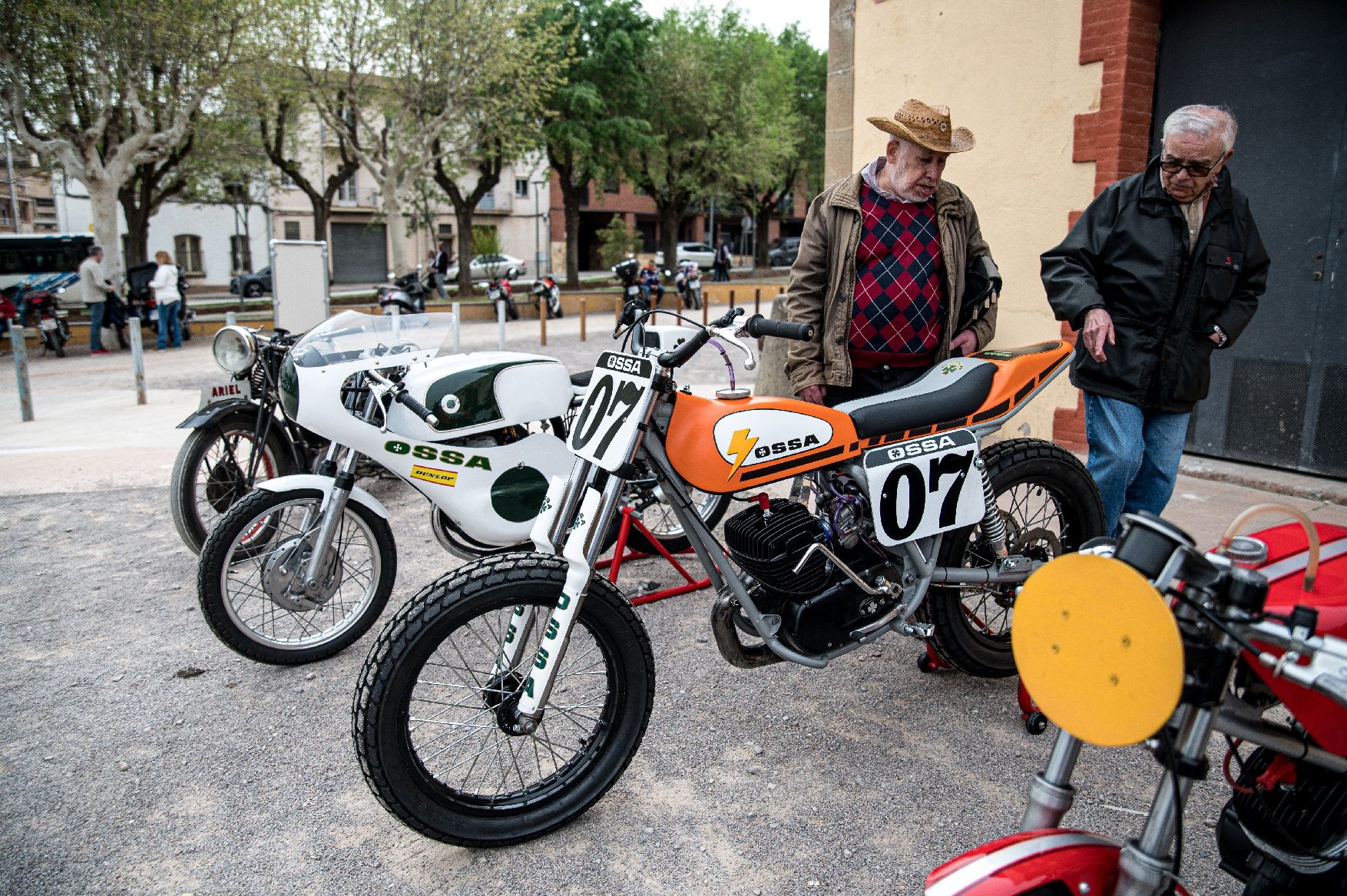 La 63e Fira d'Artés omple el poble de gent, cotxes i tractors