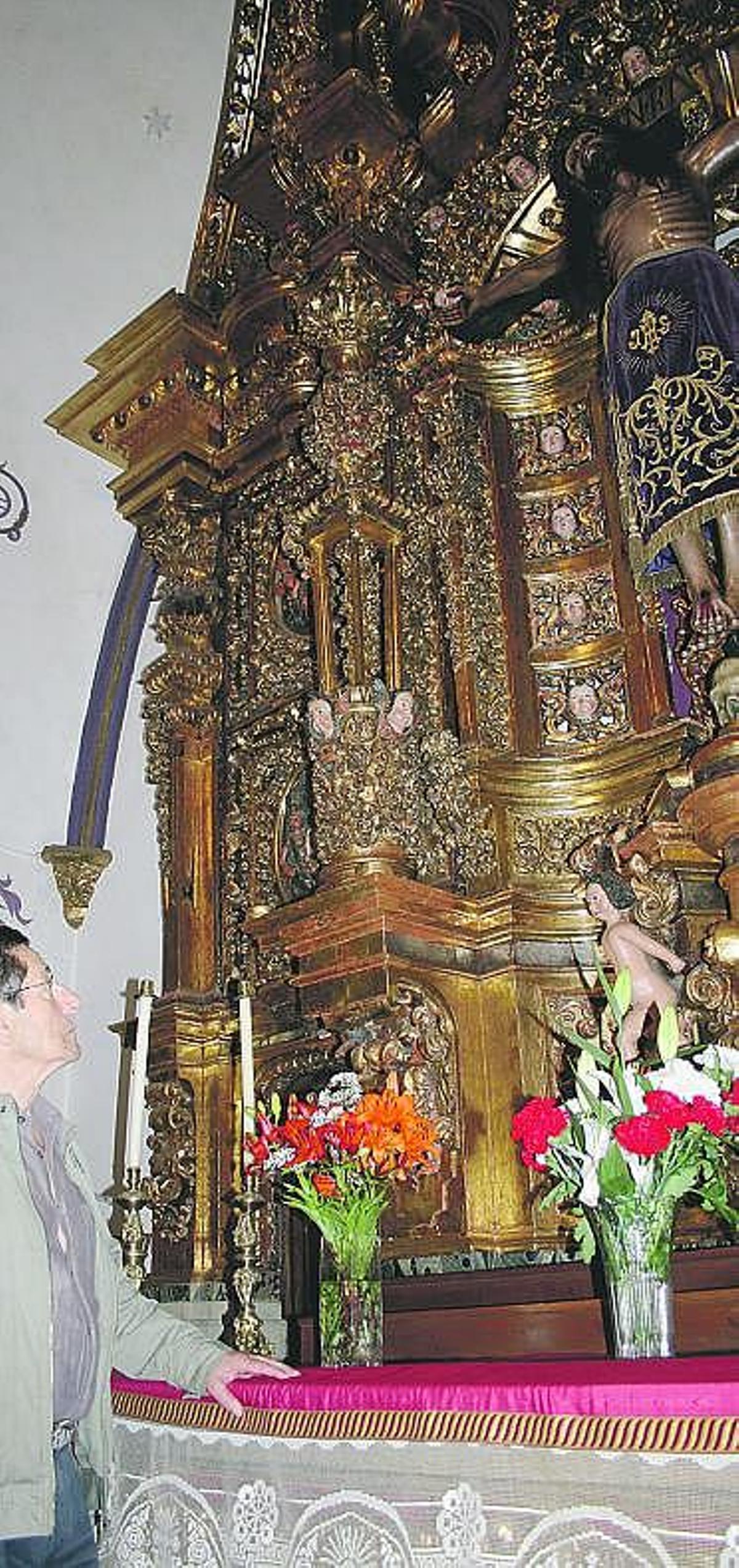 Andrés Vázquez, ante el Cristo marinero en Candás.