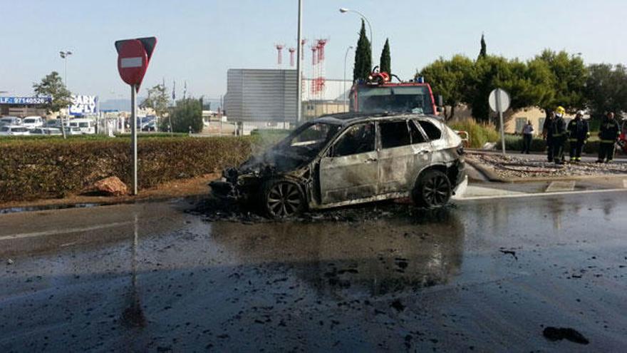 Arde un coche junto a la gasolinera del aeropuerto de Palma