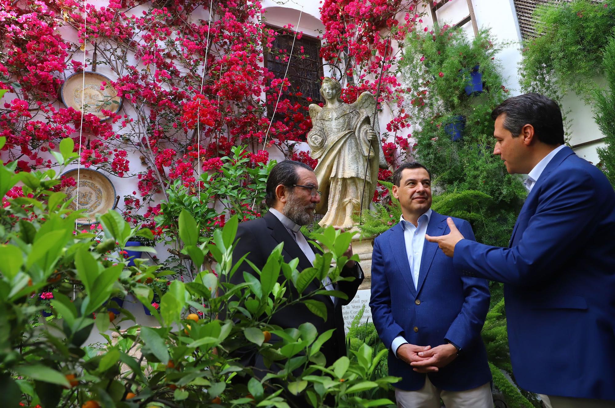 Juanma Moreno visita los Patios de Córdoba