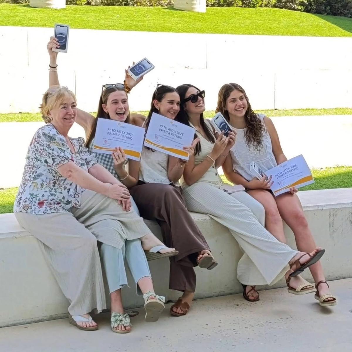 Las cuatro alumnas y la profesora con el diploma de ganadoras del Reto Aitex 2026.