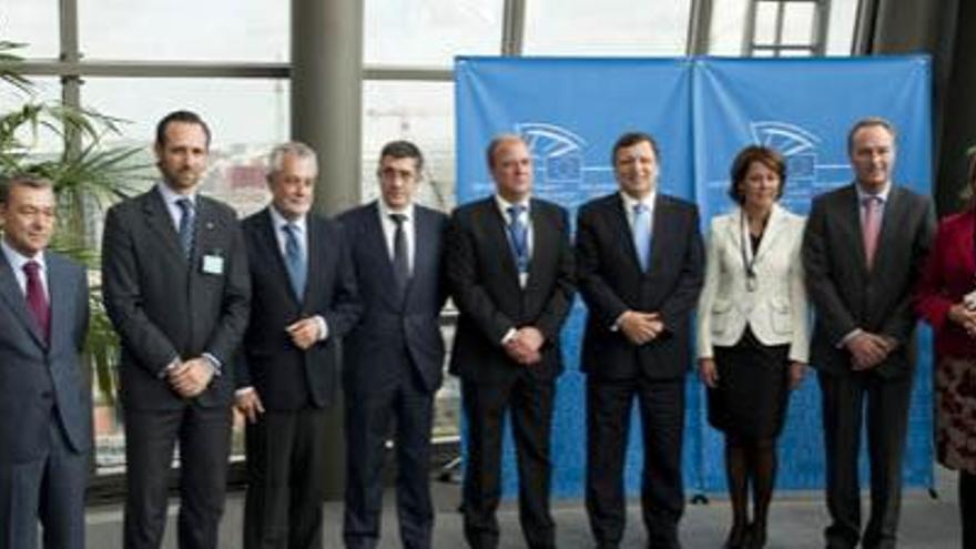 Barroso (tercero por la derecha), ayer en Bruselas, con presidentes autonómicos. Rivero, a la izquierda. i EFE