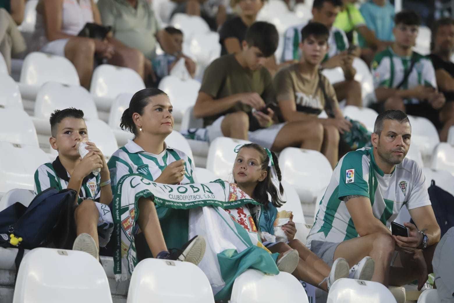 Las imágenes de la afición del Córdoba CF ante el Unionistas