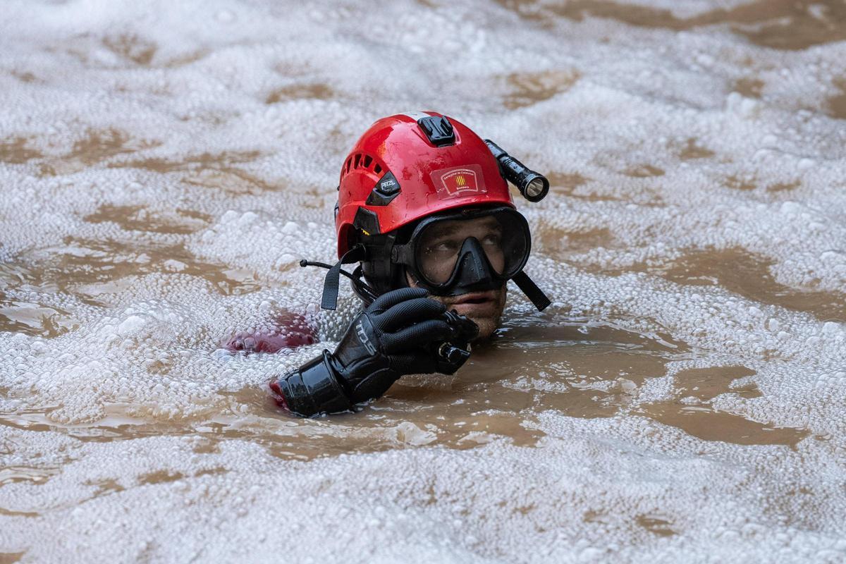 Los bomberos intensifican en Mediona la búsqueda del padre del menor hallado muerto