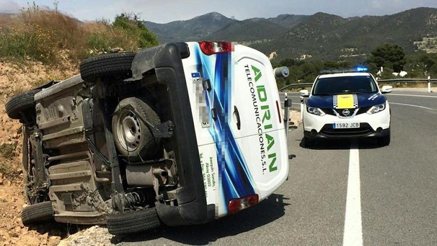 Un herido de gravedad al volcar su vehículo en La Carrasqueta