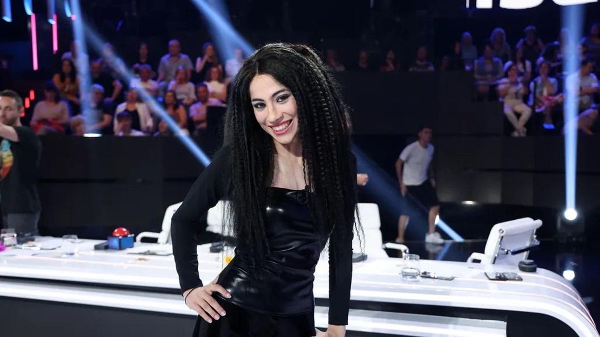 Melani García, maquillada y vestida como la cantante colombiana Shakira