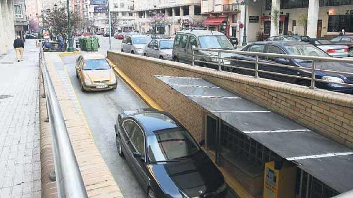 Entrada del parking construido bajo la calle Rosalía de Castro.