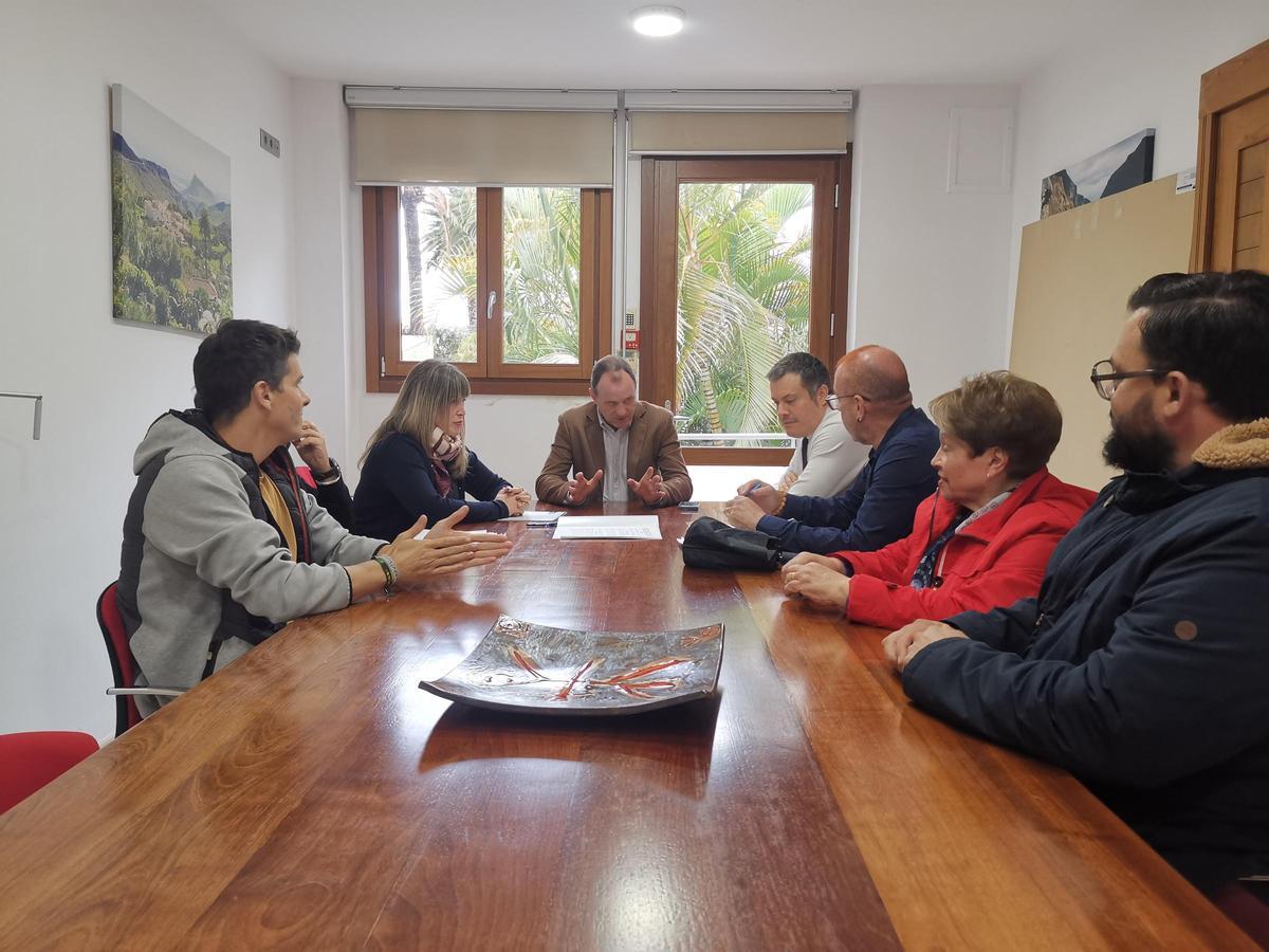 Momento de la firma de recepción de la nueva urbanización de Arinaga