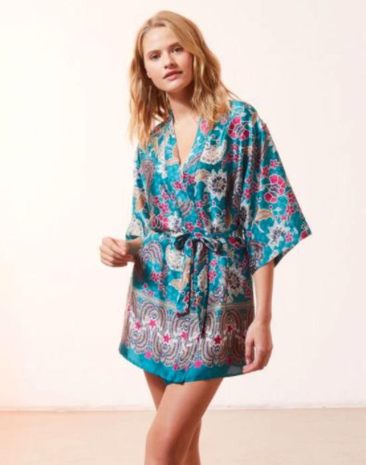 Kimono de satén con estampado floral de Etam