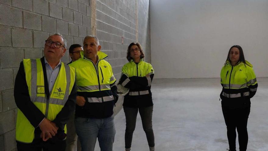 Rodríguez Vega, el primero por la izquierda, ayer, junto a Mario González, Olga Muñoz (jefa del departamento de Infraestructuras) y Ramón Muñoz Calero (director del Puerto) en una de las naves de la vieja rula. | Mara Villamuza | MARA VILLAMUZA