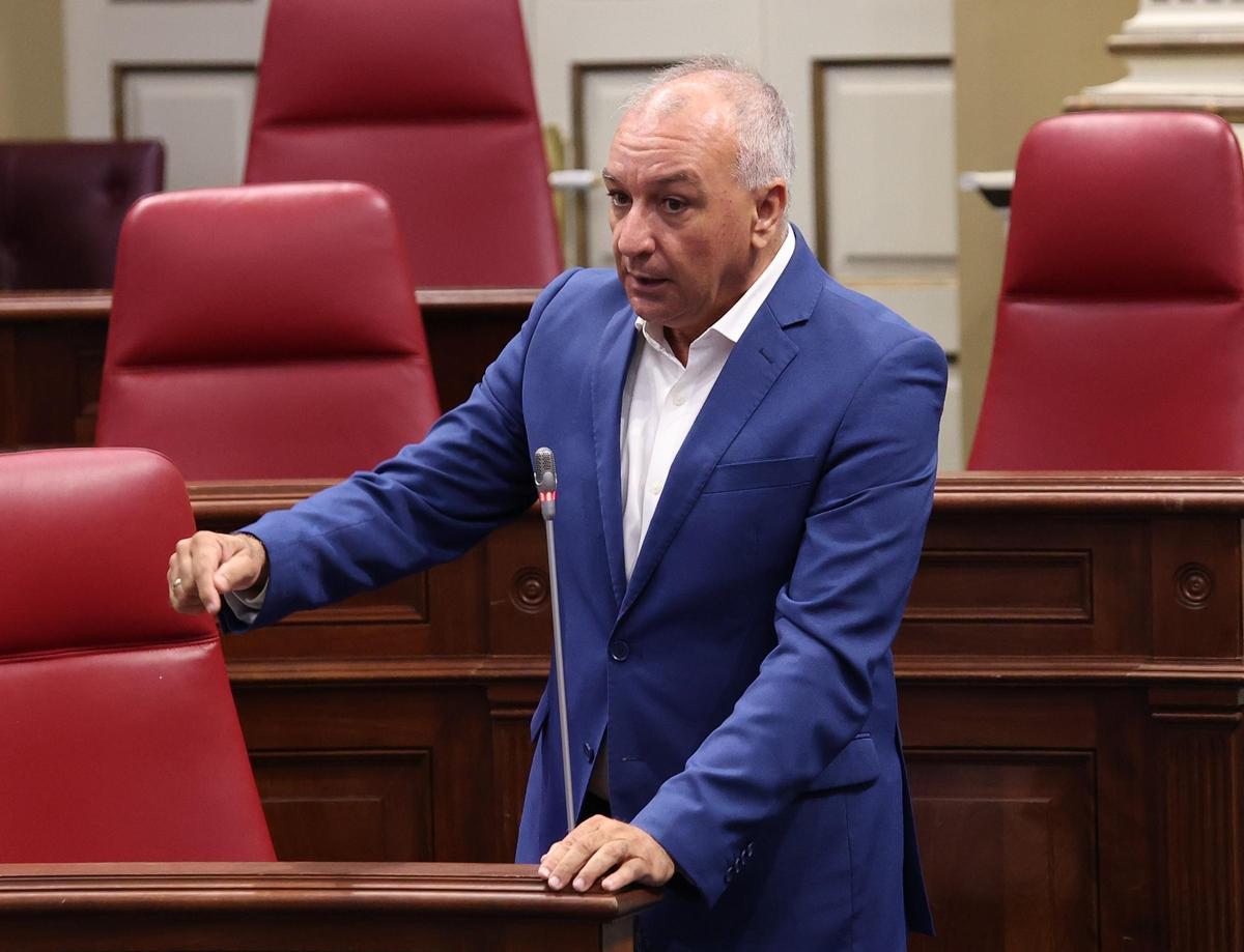 Luis Campos interviene desde su escaño en el Parlamento