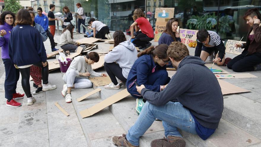 Pancartes en contra del canvi climàtic, en el marc de la vaga convocada pel moviment Fridays for Future