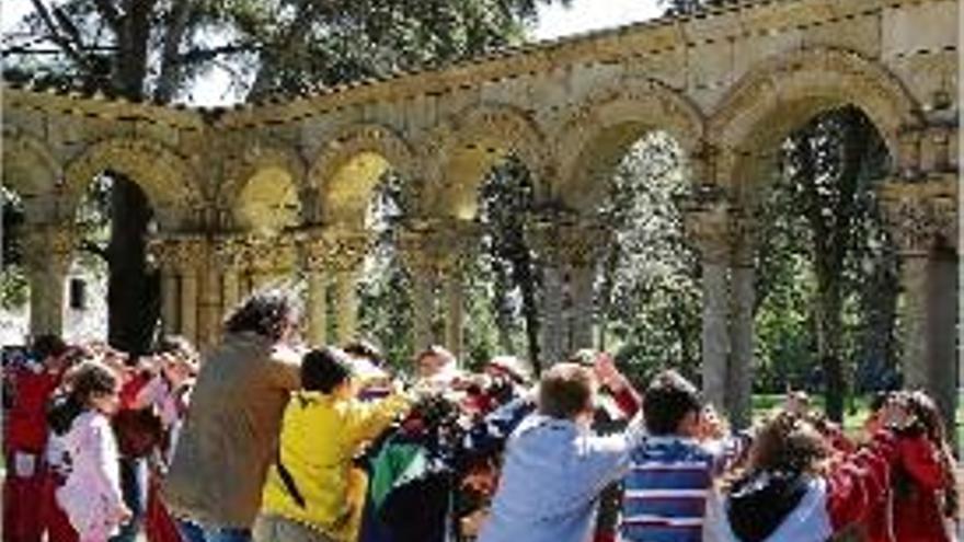 Un grup d&#039;alumnes de Palamós, durant la seva visita al claustre.